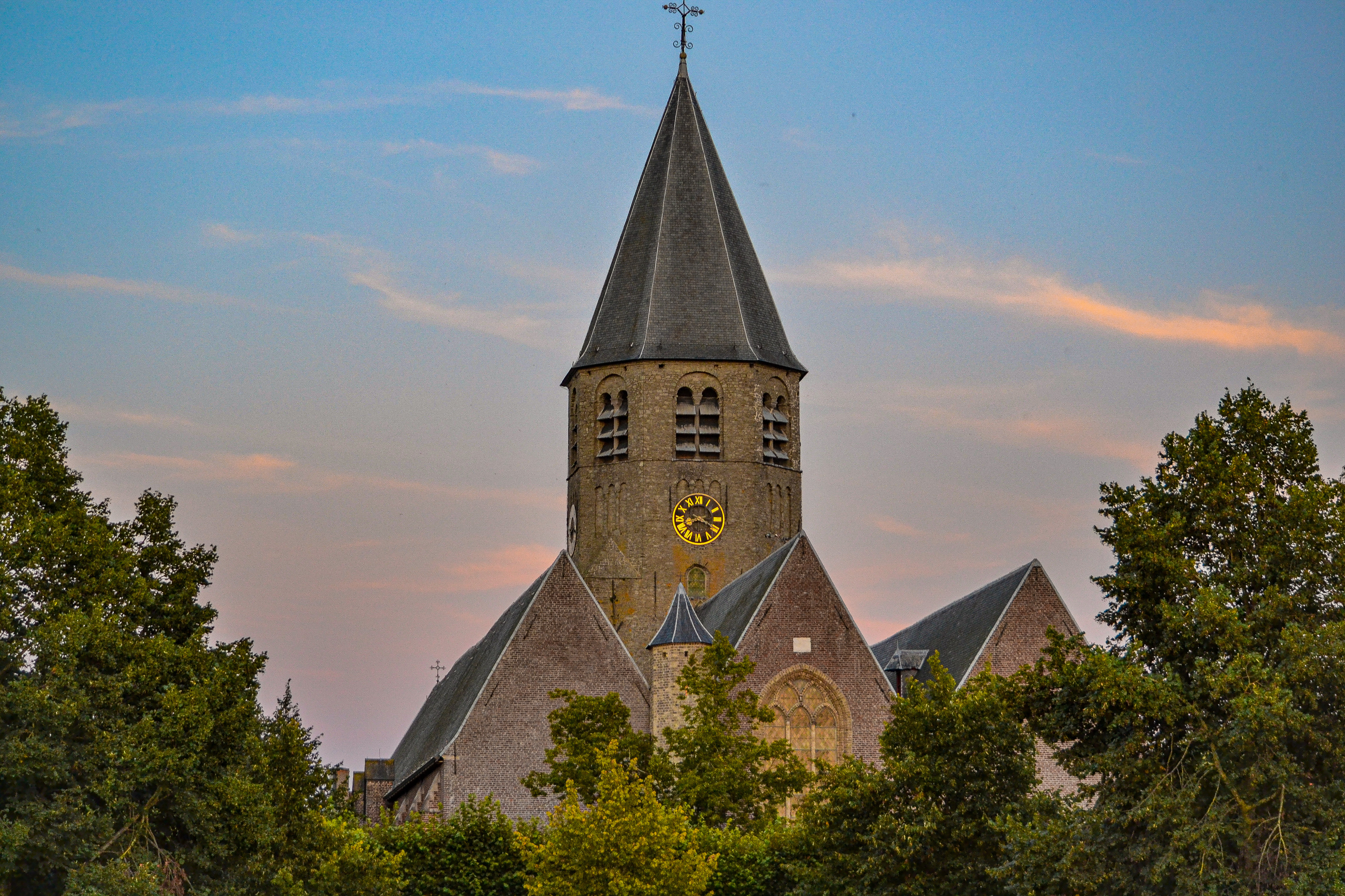 kerk-tussen-bomen